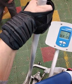 Перчатки для фиксации кисти на рукояти тренажеров - фото 34095